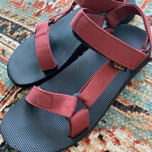 Original Teva in maroon size 8